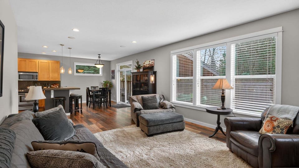 Home Decor, Furniture, Indoors, Living Room, Room