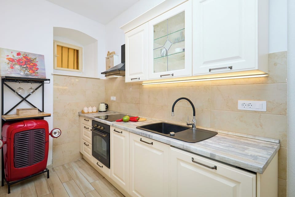 Studio (1 Bedroom) | Private kitchen | Fridge, oven, dishwasher, coffee/tea maker
