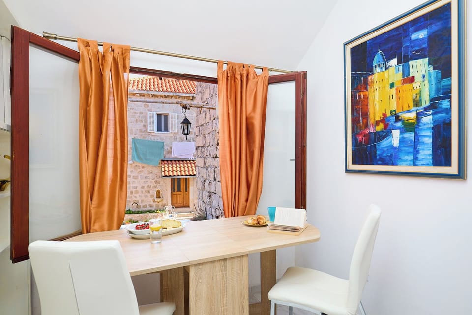 Apartment (1 Bedroom) | In-room dining