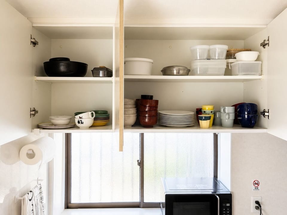 Full-size fridge, microwave, stovetop, dishwasher
