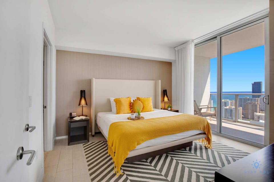 Bedroom 1 (King Bed)