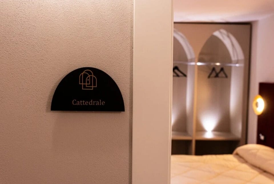 Deluxe Room, Balcony | Hypo-allergenic bedding, minibar, in-room safe, individually furnished