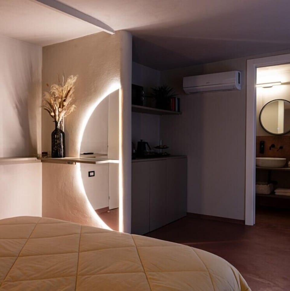 Deluxe Room, Balcony | Hypo-allergenic bedding, minibar, in-room safe, individually furnished