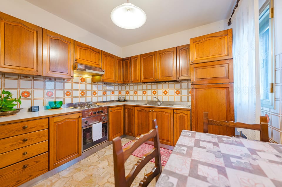Superior Apartment, City View | Private kitchen | Fridge, oven, stovetop, cookware/dishes/utensils