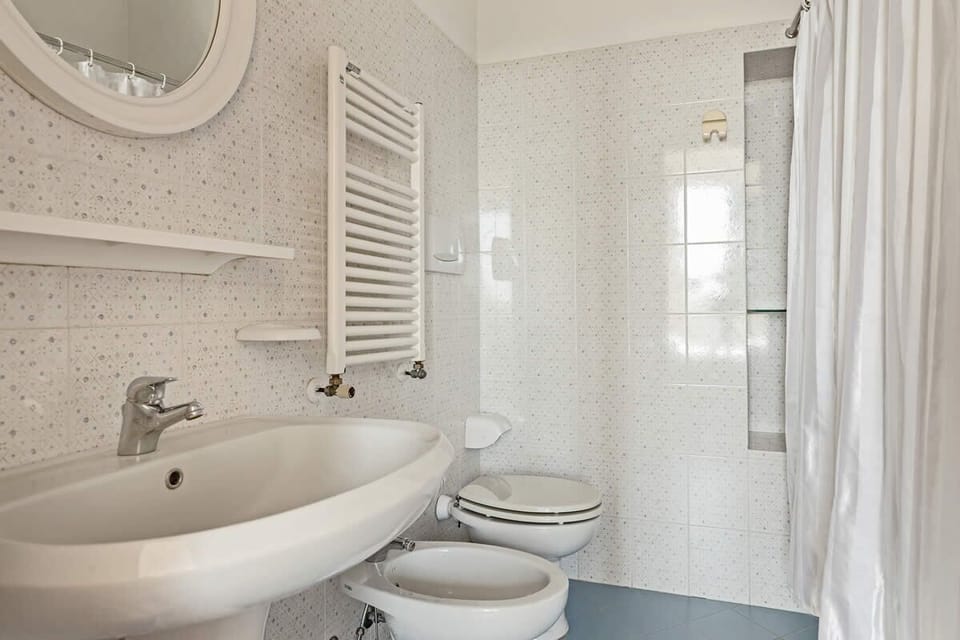 Classic Apartment, Air conditioning, Garden View | Bathroom | Hair dryer, bidet, towels, toilet paper