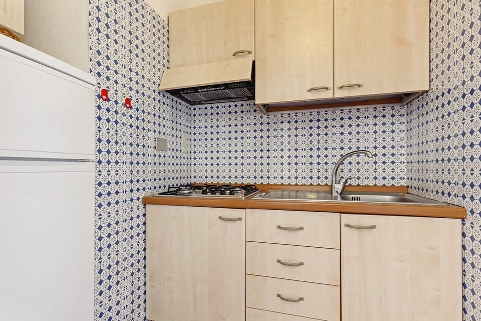 Stovetop, cookware/dishes/utensils, dining tables