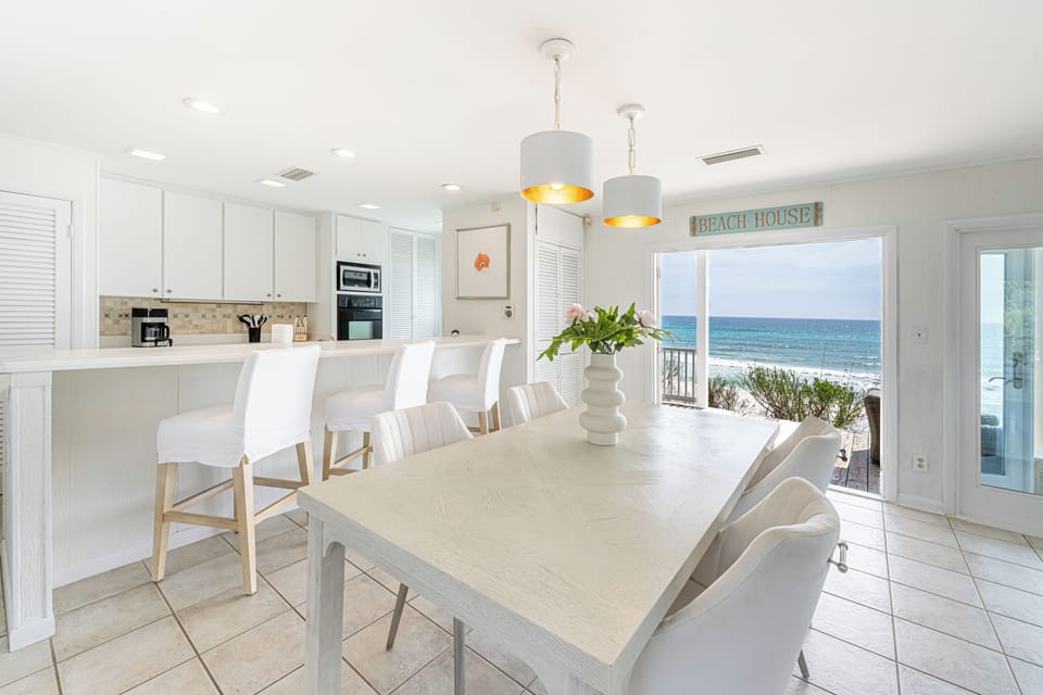 Dining Area and Breakfast Bar