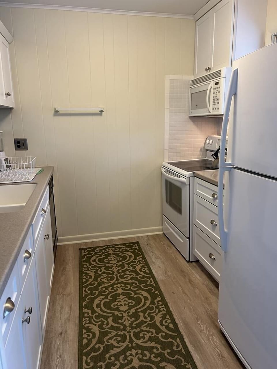 Step into a well-designed kitchen that combines function and style, perfect for preparing family feasts.