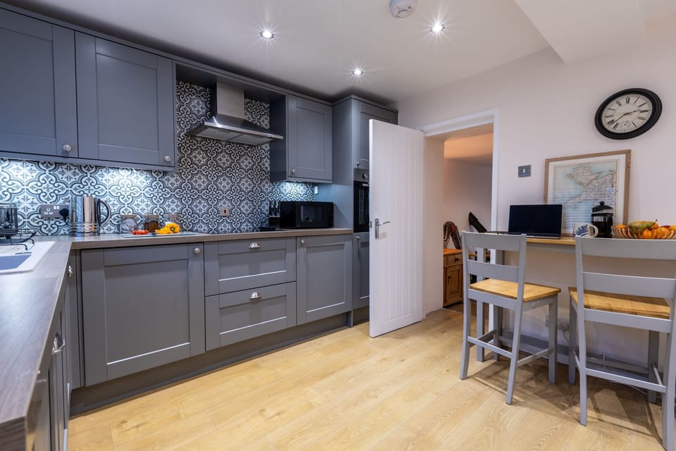 Kite Cottage - Kitchen door to lounge