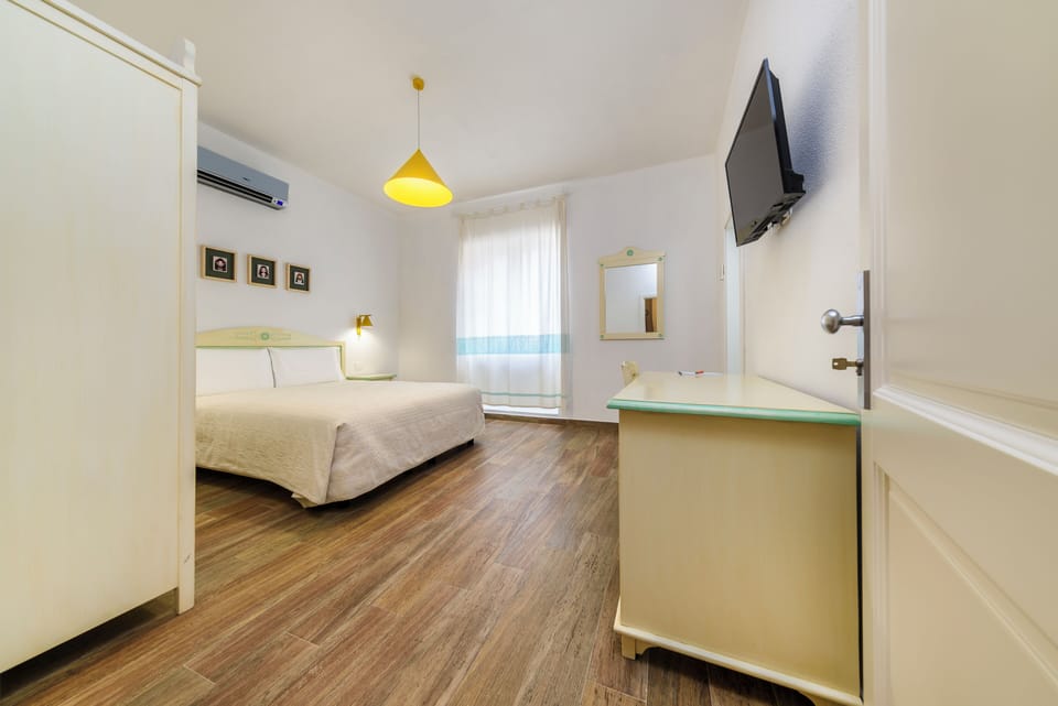 Double or Twin Room | In-room safe, desk, laptop workspace, blackout drapes