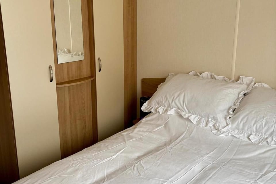 3 bedrooms, iron/ironing board, bed sheets