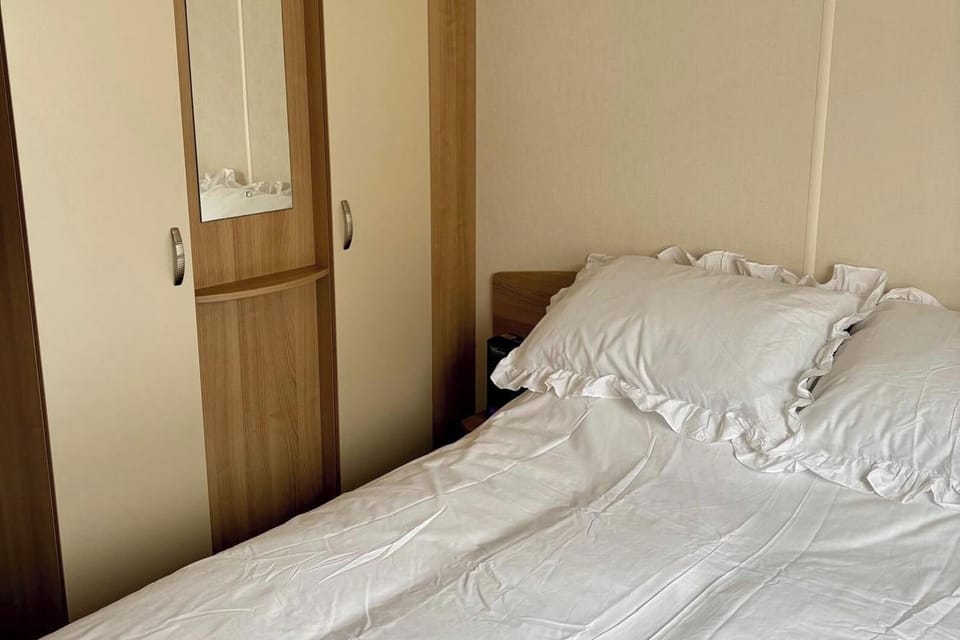 3 bedrooms, iron/ironing board, free wired internet, bed sheets