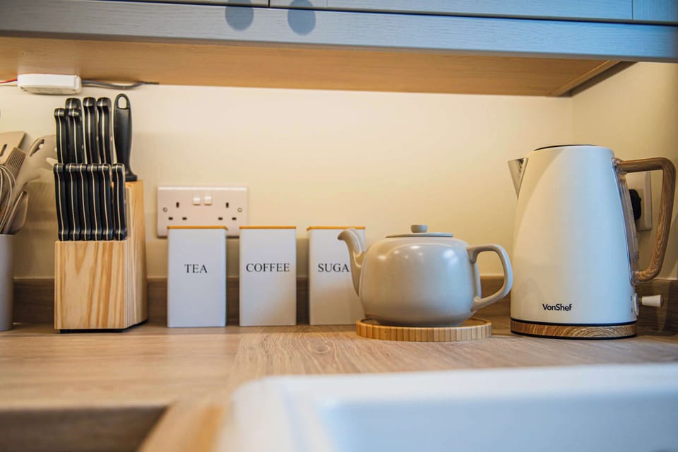 Start the day with freshly brewed coffee before heading out to discover scenic walks, cycling routes and charming villages nearby.