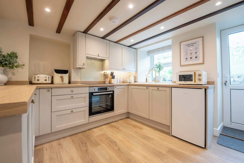 Start slow mornings in the bright modern kitchen, preparing coffee and breakfast before heading out into the hills. Thoughtfully designed and welcoming, it’s a space where the day naturally begins.