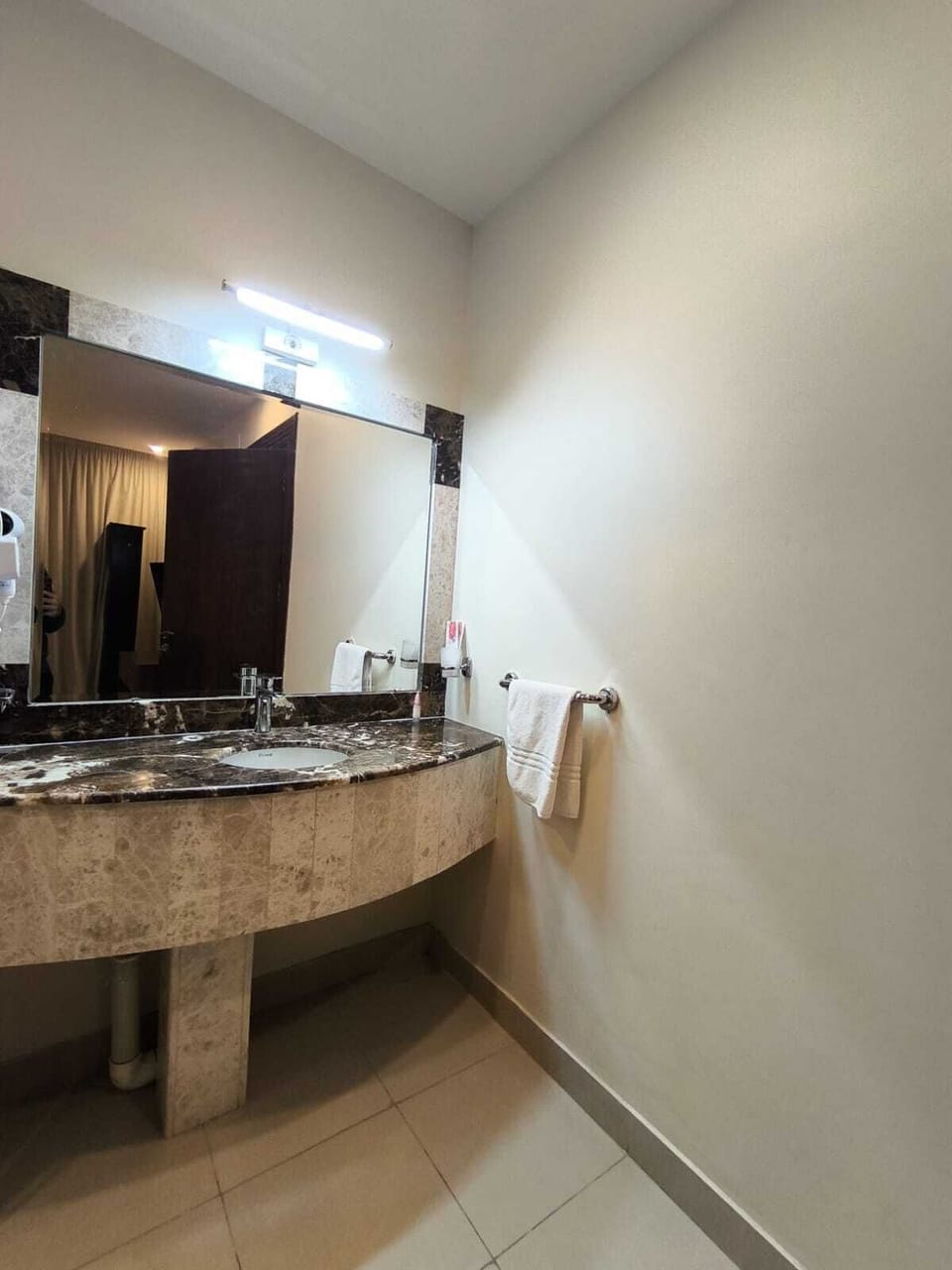 Luxury Suite | Bathroom | Combined shower/tub, towels, soap, shampoo