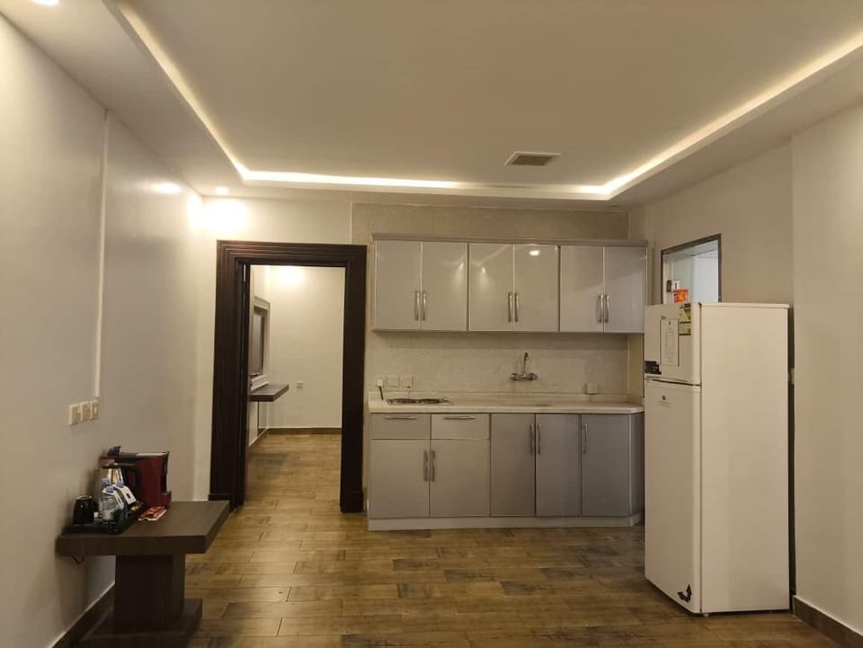 Luxury Suite | Private kitchen | Mini-fridge, microwave, stovetop