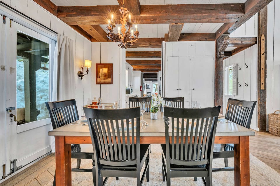 Dining area: Seating for 8, natural light, open layout