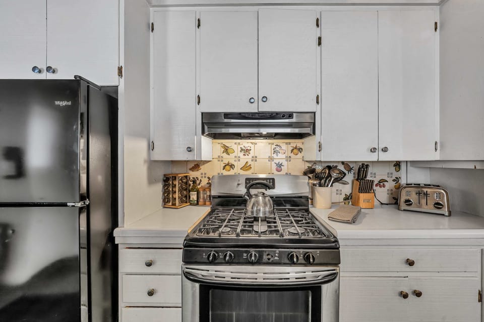 Kitchen: Drip coffee maker, blender, toaster, food processor, tableware 