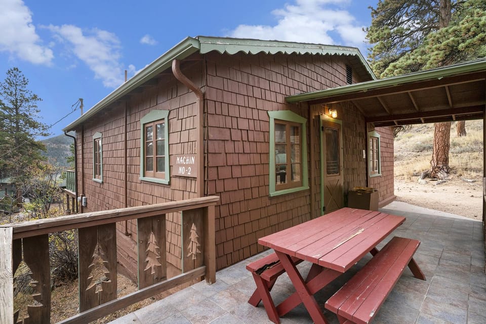 Cabin patio with mountain views and picnic table