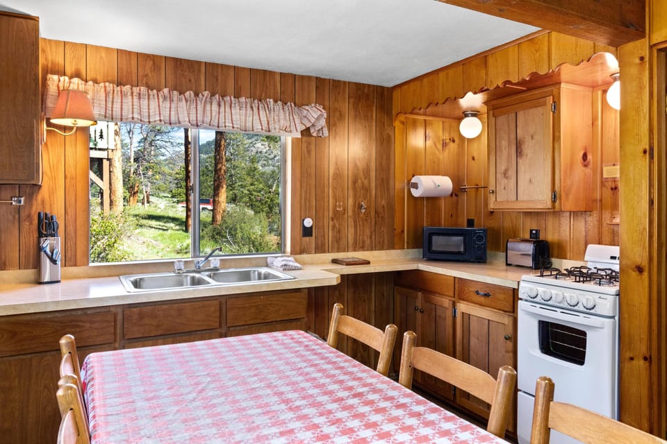 Kitchen with Dining room table