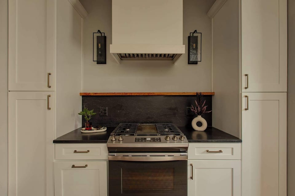 Open Concept Chef's  Kitchen | First Floor | Fully Equipped | Gas Range