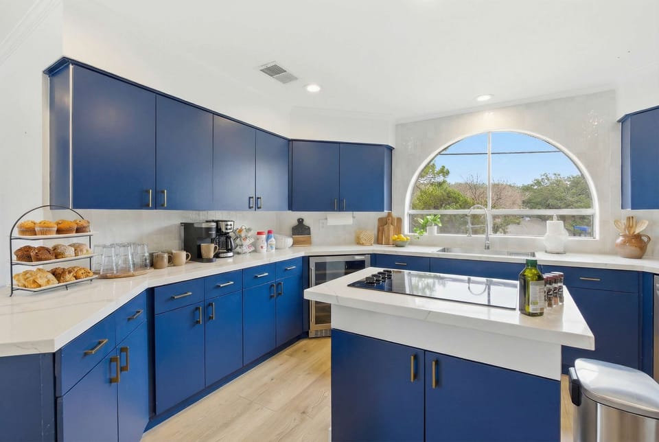 A bright and functional kitchen designed for both quick breakfasts and full dinners.