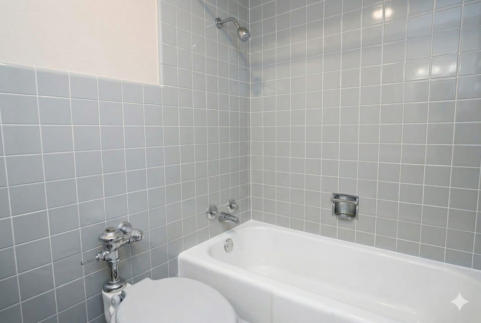 Room, 1 King Bed, Non Smoking | Bathroom