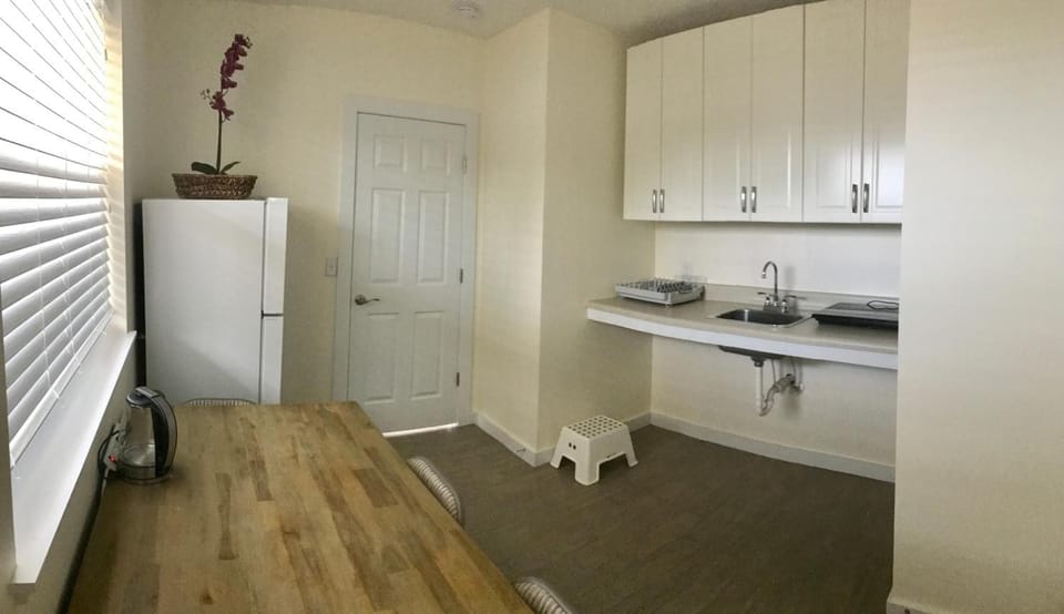 Coffee/tea maker, fridge, microwave