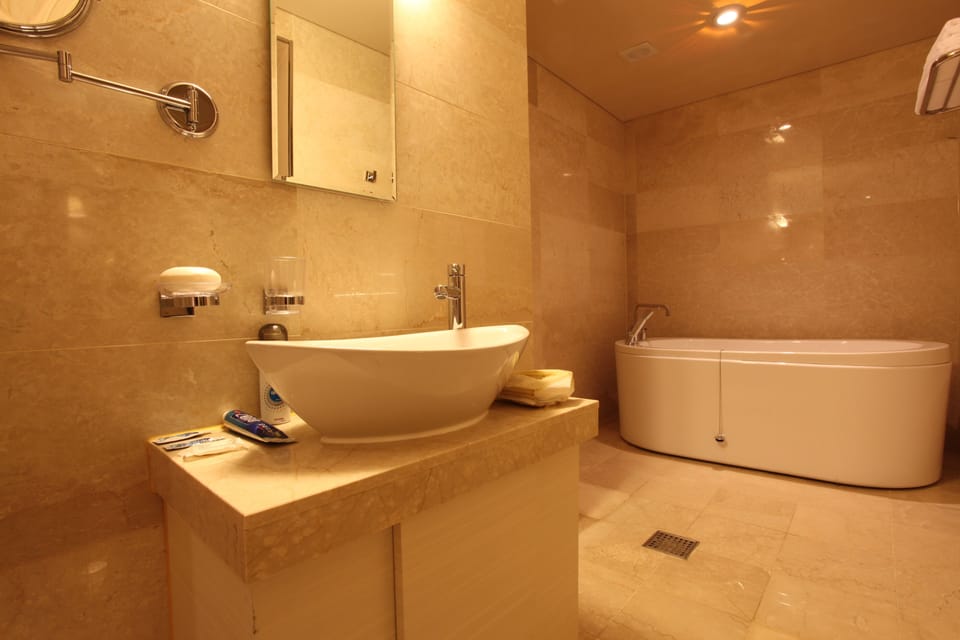 Deluxe Double Room | Bathroom | Combined shower/tub, free toiletries, towels