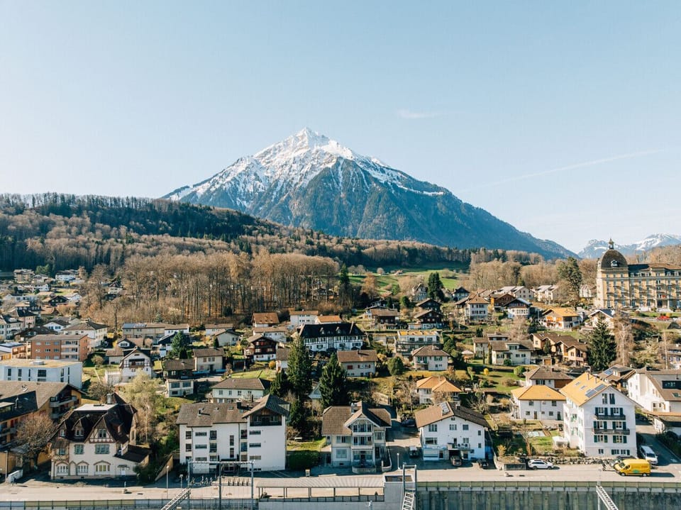 Aussenbereich mit dem Hausberg Niesen