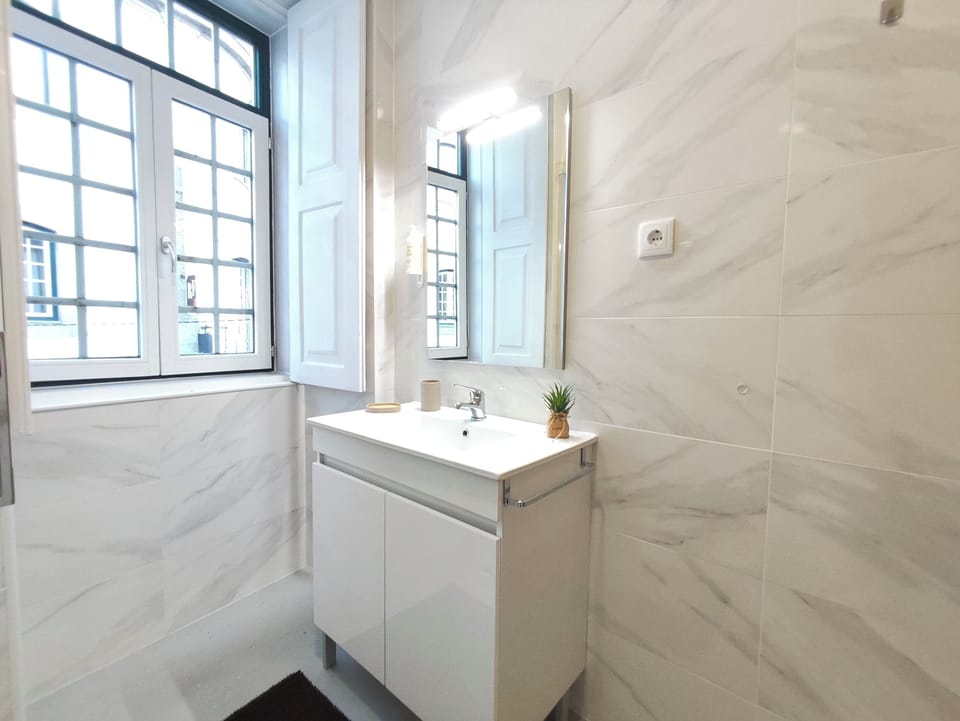 Deluxe Room, City View | Bathroom | Hair dryer, soap, shampoo, toilet paper