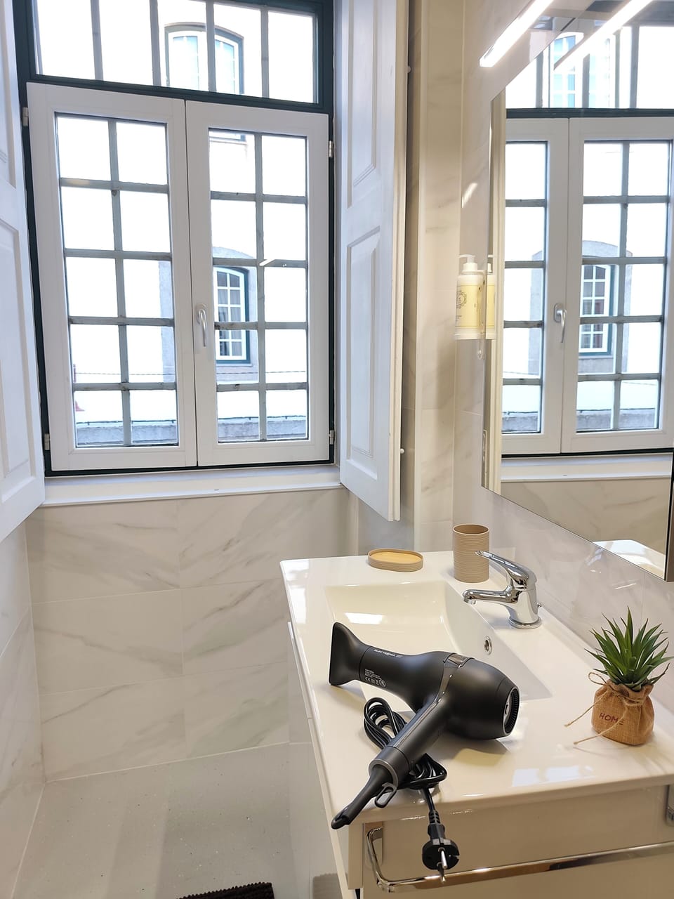 Deluxe Room, City View | Bathroom | Hair dryer, soap, shampoo, toilet paper