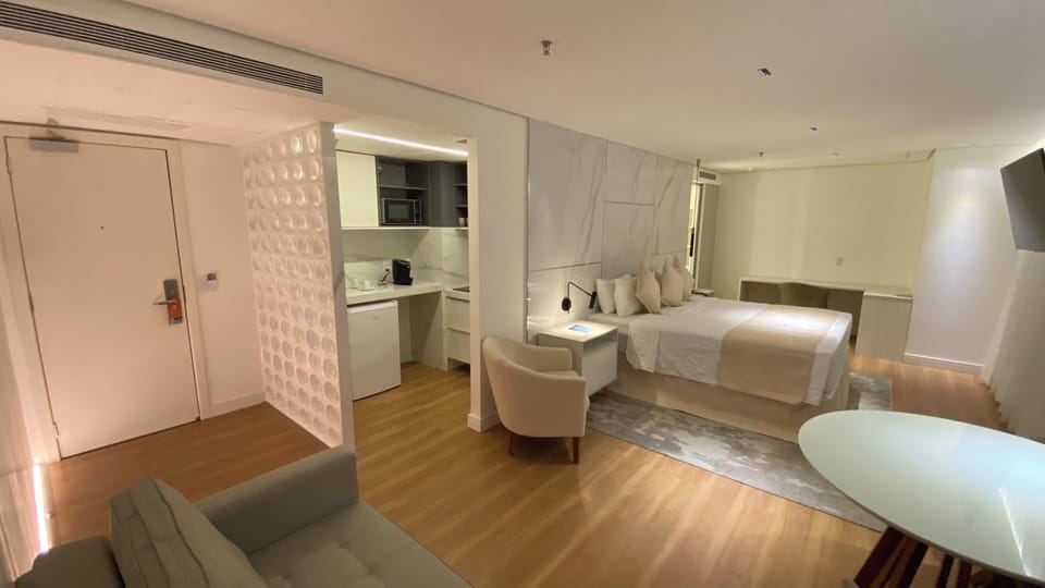 Executive Studio Suite | Minibar, in-room safe, individually furnished, soundproofing