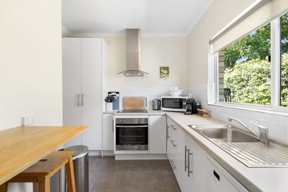 A practical and well-equipped kitchen with oven, dishwasher, Nespresso machine and everything needed for easy meals at home.