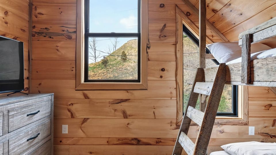 Aspen Lodge by Avantstay Indoor Pool + Hot Tub + Sauna + Game Room + Mountain Views Cottage in Gatlinburg