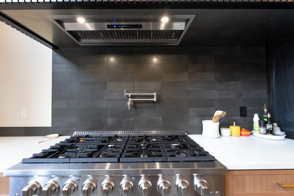 Gas stove. | Main Level