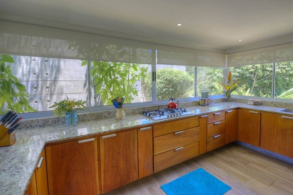 Kitchen w/ gas stove