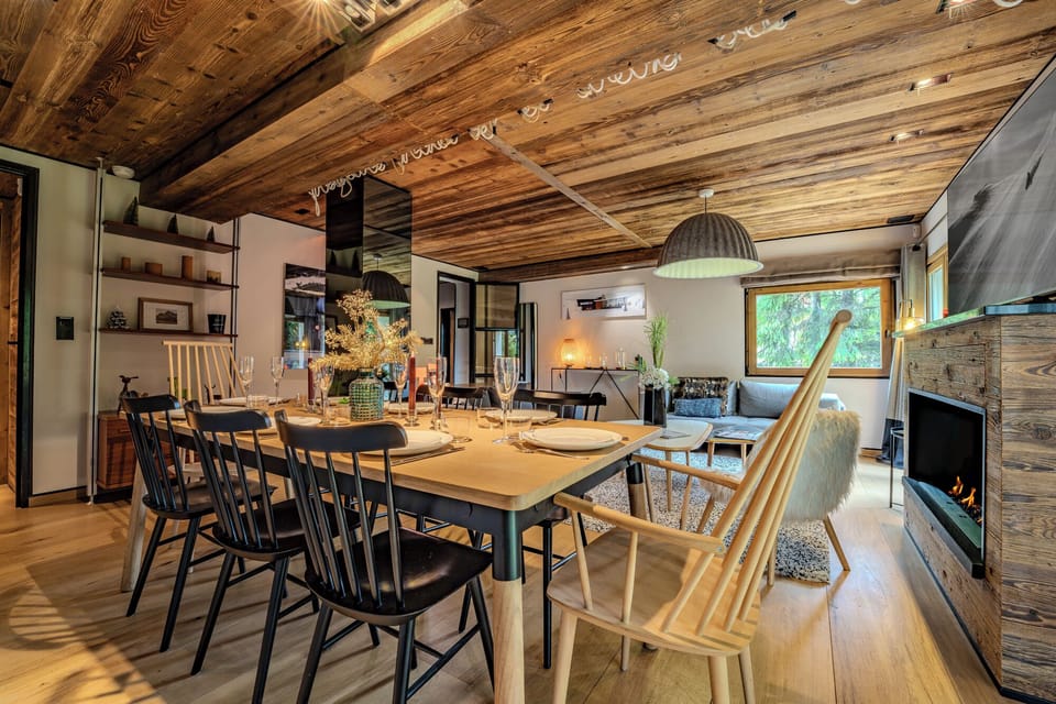 Apartment, 3 Bedrooms, Balcony, Mountain View | Dining