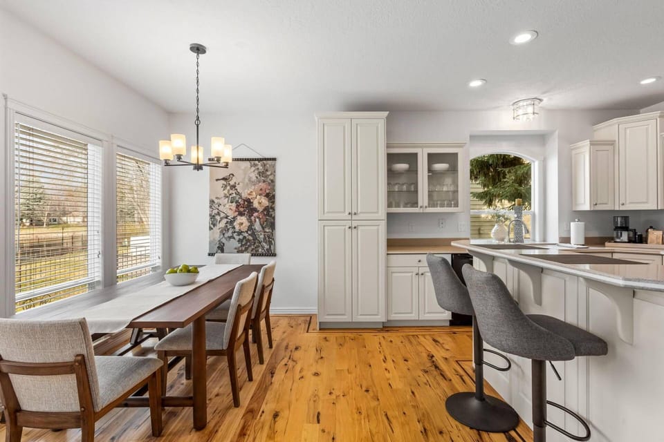 Eat-in kitchen with island bar seating and dining table (seats 6) - perfect for morning coffee or casual meals