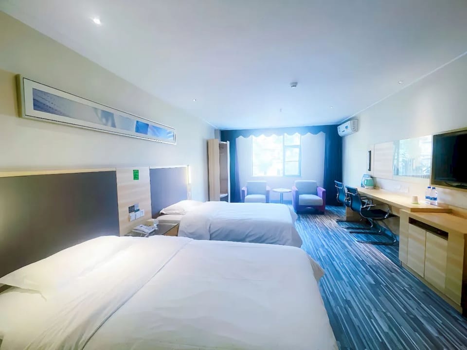 Business Twin Room | Laptop workspace, free WiFi, bed sheets