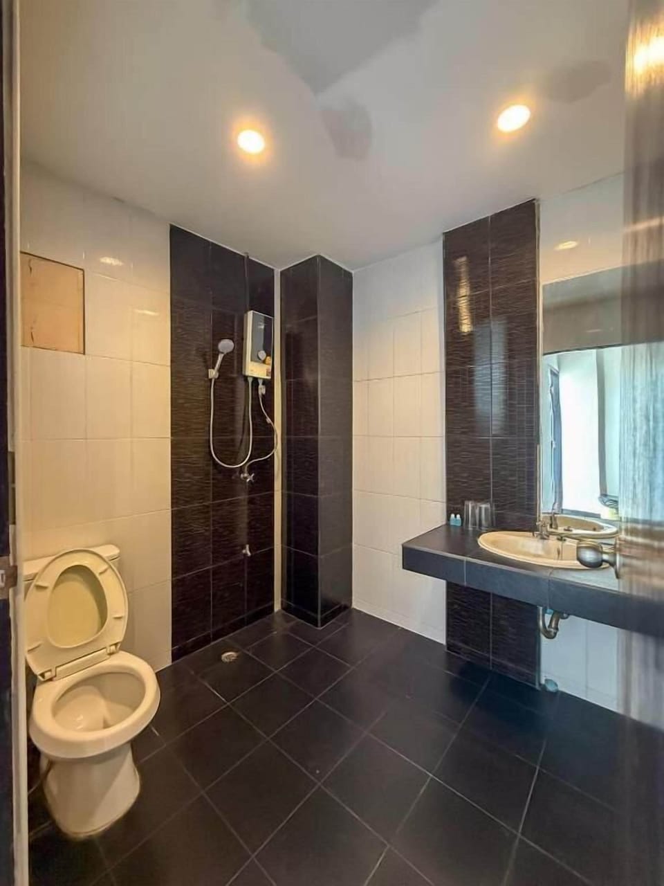 Twin Room, City View | Bathroom | Shower, hair dryer, bidet, towels