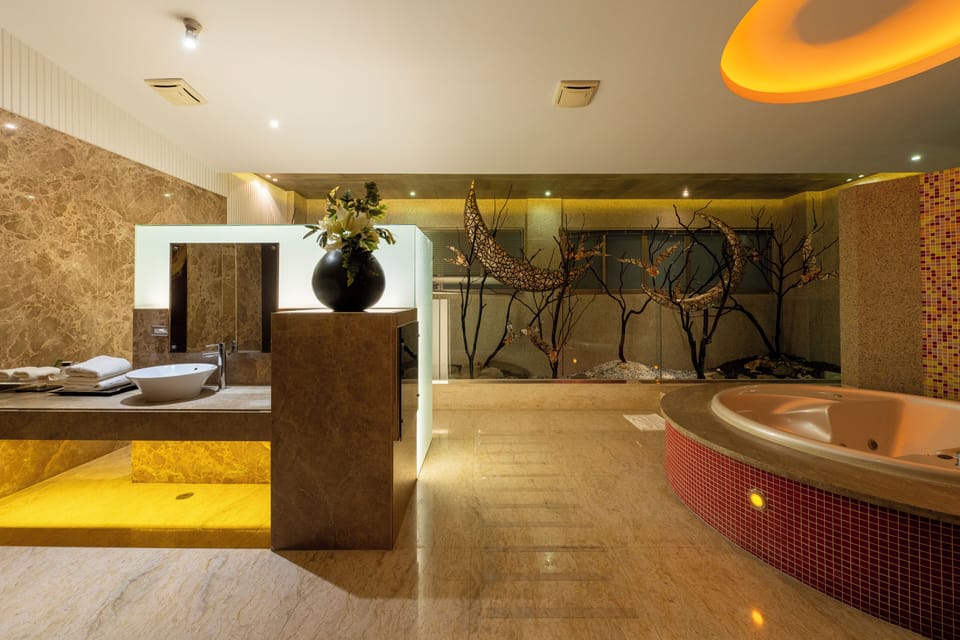 Luxury Quadruple Room | Bathroom | Separate tub and shower, hair dryer, towels, shampoo