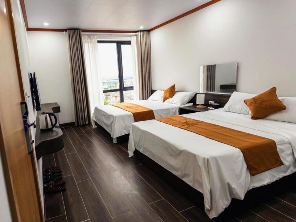 Triple Room | Minibar, desk, free WiFi, bed sheets