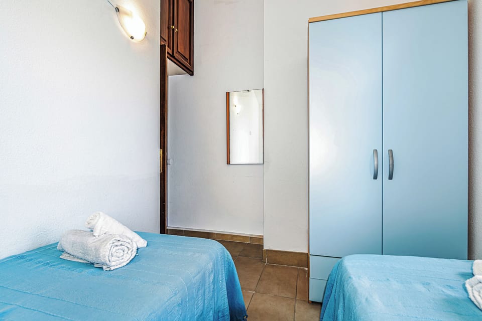 Twin bedroom