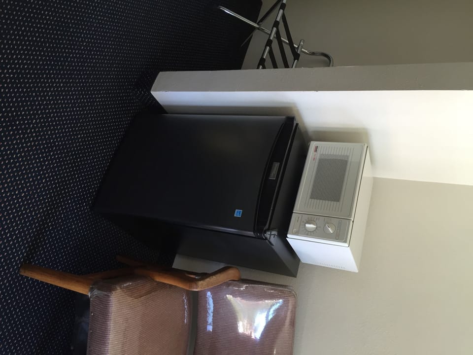 Standard Room, 1 King Bed | Mini-refrigerator