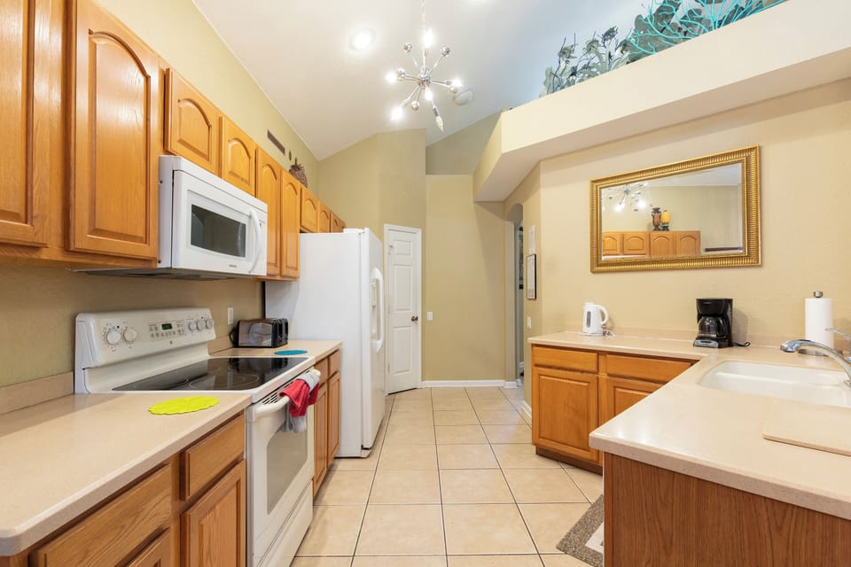 Deluxe House, Pool View | Private kitchen | Fridge, microwave, oven, stovetop