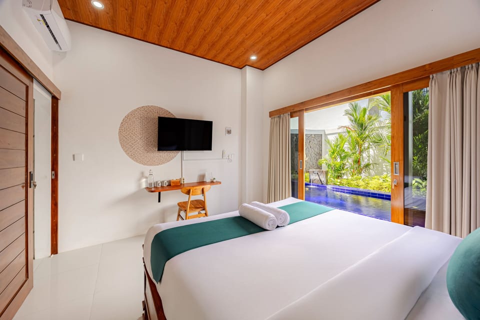 Deluxe Room, Pool View | Free WiFi, bed sheets