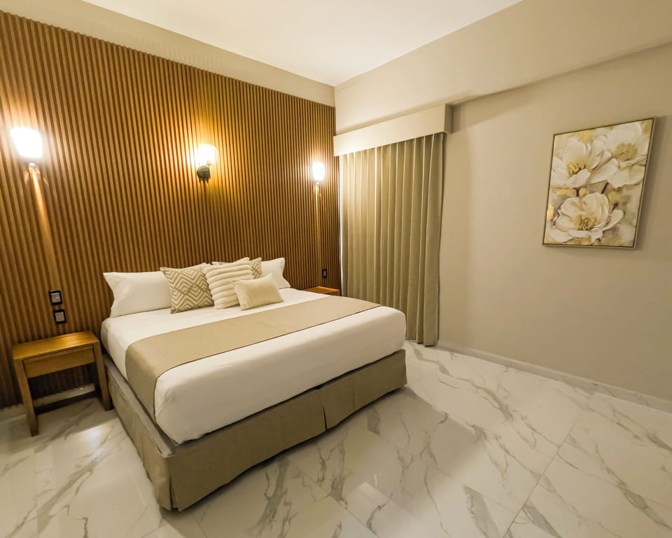 Executive Suite | Desk, laptop workspace, free WiFi, bed sheets