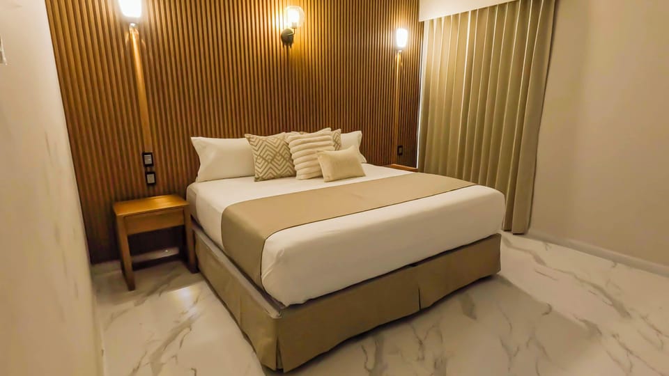 Executive Suite | Desk, laptop workspace, free WiFi, bed sheets