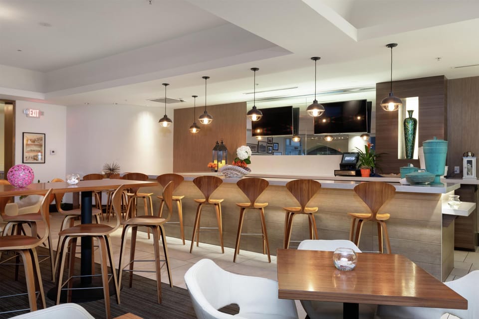 2 restaurants; breakfast, lunch, and dinner served
